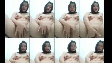 Cewek Jilbab Hitam Pulen Cantik Menikmati Colmek Mastrubasi poster