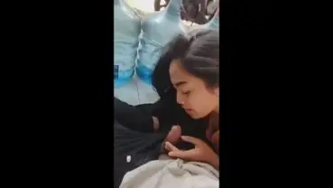 Gadis Cantik Pasrah Goyang Kasur Bareng Pria poster