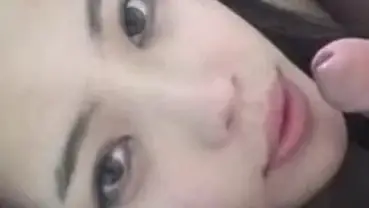 Gadis Lipstik Merah Cantik Pasrah Goyang Kasur poster