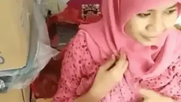 Ukhti Hijab Semok Cantik Pasrah Goyang Kasur poster